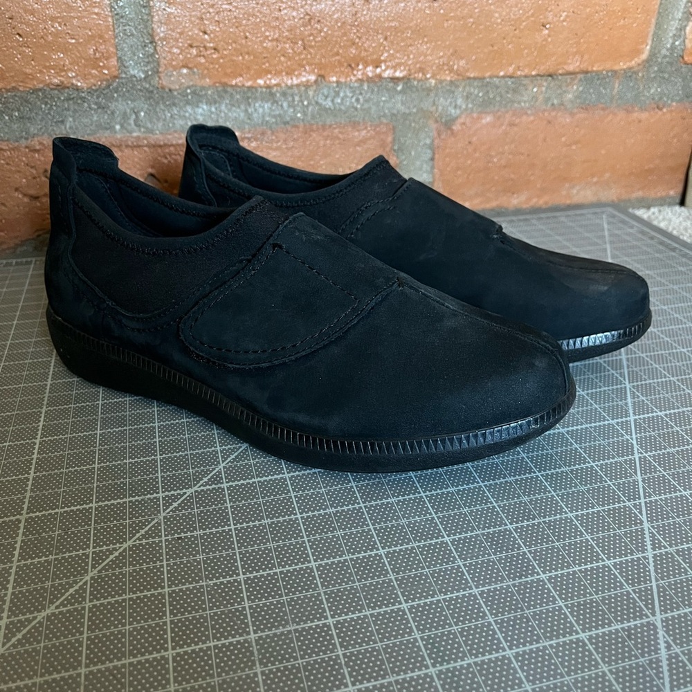 Munro Black Slip-On Loafers Sleek Design